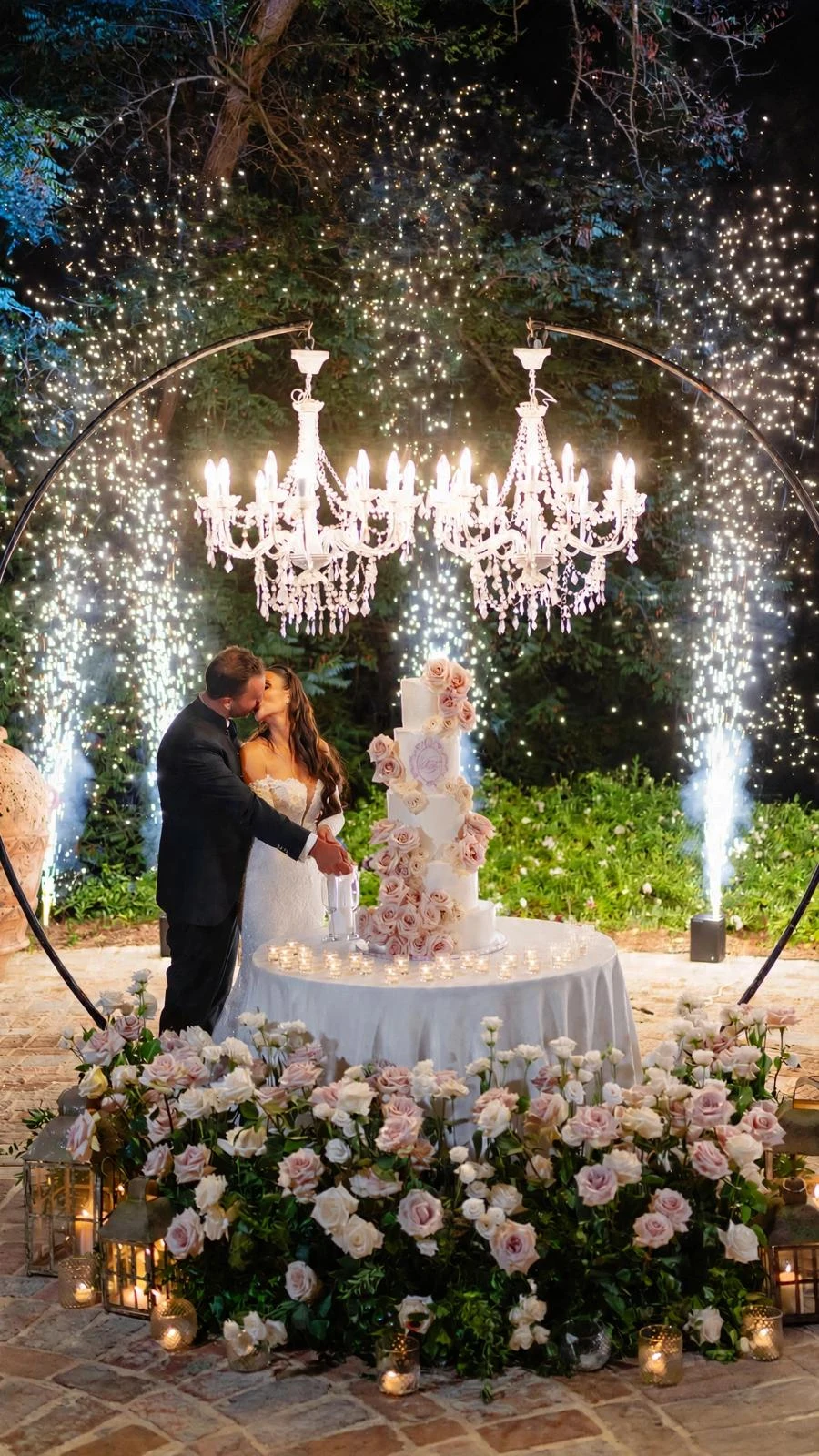 Matrimonio illuminato da lampadari e fontane fredde, allestimento Costabile Impianti