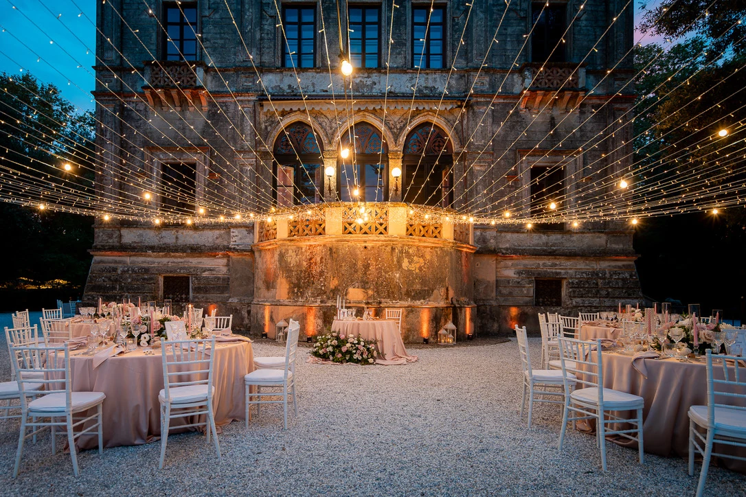 Illuminazione architetturale e allestimento di una location, Costabile Impianti